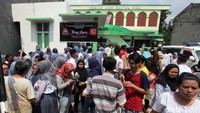 Warga terlihat memenuhi lokasi penshalatan jenazah di Masjid Jami Baitul Haq.