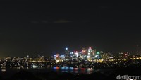 Di sebelah kanan tampak daerah North Sydney dengan segala gedung dan rumahnya. Jepret! Jepret! Puas rasanya membidik kamera ke segala arah (Fitraya/detikTravel)