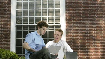 Kantor pertama Facebook yang masih sederhana didirikan pada pertengahan tahun 2014 tersebut. Foto: thechive