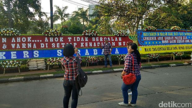 Massa Pro Ahok Mulai Berdatangan ke  Gedung  Kementan