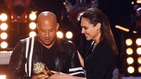 Di acara tersebut, Gal Gadot bertugas untuk memberikan piala untuk MTV Generation Awards pada Vin Diesel. Kevin Winter/Getty Images/detikFoto.
