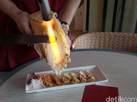 Gyoza Bar: Mencicip Gyoza Fusion dengan Topping Keju dan Saus Mentai