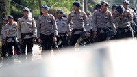 Polisi berjaga-jaga di depan gedung Kementan.