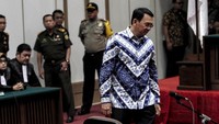Ahok berjalan memasuki ruang sidang. Pool/Kurniawan Masud.