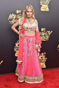 Pakai Baju India ke Karpet Merah, Aktris AS Ini Tuai Kontroversi