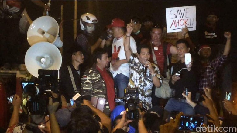 Anton Medan ke Rutan Cipinang, Orasi dan Temui Ahok Anton Medan ke Rutan Cipinang, Orasi dan Temui Ahok