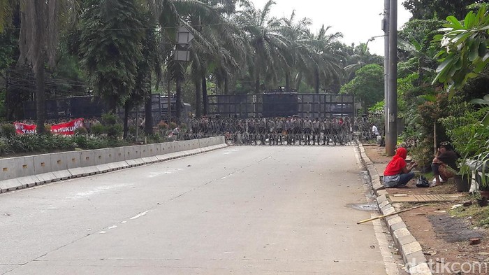 Massa Kontra-Ahok Berangsur Bubar, Polisi Masih Berjaga