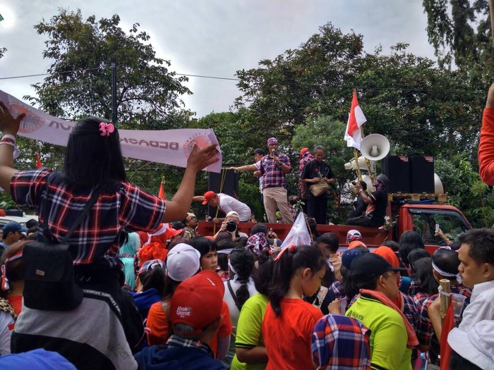 Massa Pendukung: Ahok, Kamu Tidak Berjalan Sendirian