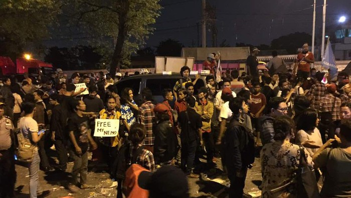 Massa Pro Ahok Bubar dari Cipinang Sambil Nyanyi Indonesia Raya