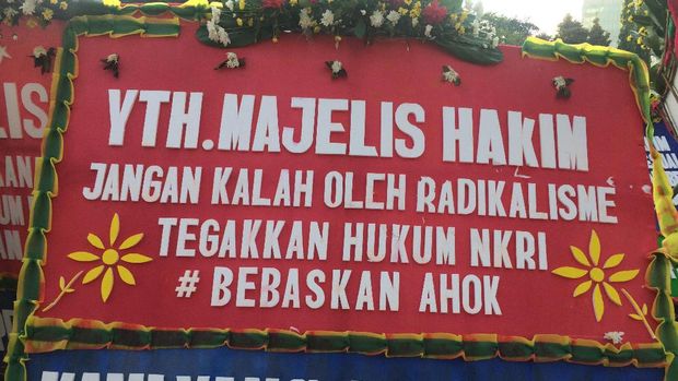 Warga berharap Ahok dibebaskan.