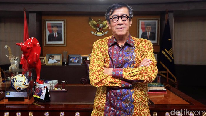 Menteri Hukum dan HAM (Menkum HAM) Yasonna Laoly menjawab pertanyaan detikcom dalam sesi wawancara di ruang kerjanya, di Gedung Kemenkum HAM, Jl Rasuna Said, Jakarta, Selasa (9/5/2017).