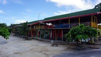 Puas menikmati senja, traveler bisa jajan di pusat kuliner yang ada di areal Pantai Pohon Cinta. Cicipilah aneka kuliner khas Gorontalo di warung-warung ini, terutama sajian seafoodnya yang mantap. Juara! (Wahyu/detikTravel)