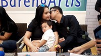 Ia pun langsung mencium pipi istrinya itu.