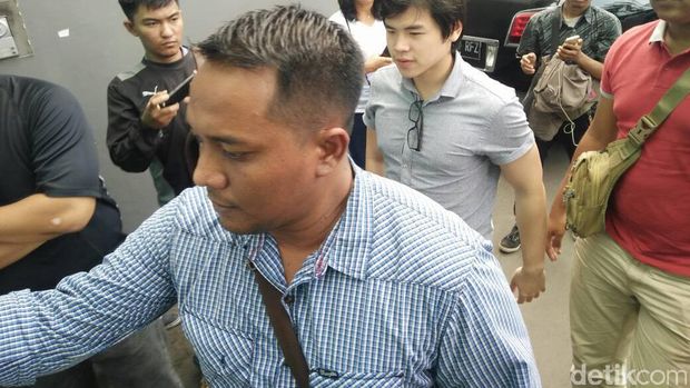 Selang 5 menit, putra Ahok, Nicholas juga tiba di Rutan Salemba.