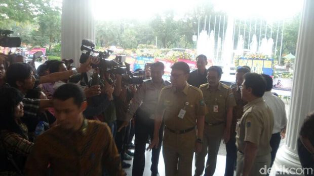 Mendagri Tjahjo Kumolo tiba di balai kota.