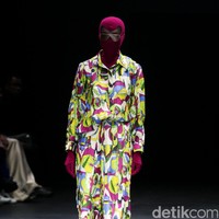 Koleksi busana terbaru dari brand Mel Ahyar First yang mengusung tema Fractal Gradina di Plaza Indonesia Fashion Week 2017. Plaza Indonesia. Thamrin. Jakarta. [Foto: Mohammad Abduh/Wolipop]