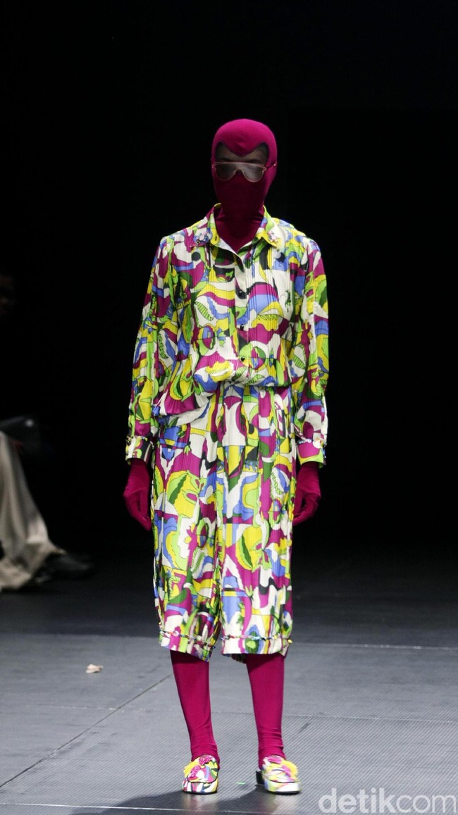 Koleksi busana terbaru dari brand Mel Ahyar First yang mengusung tema Fractal Gradina di Plaza Indonesia Fashion Week 2017. Plaza Indonesia. Thamrin. Jakarta. [Foto: Mohammad Abduh/Wolipop]