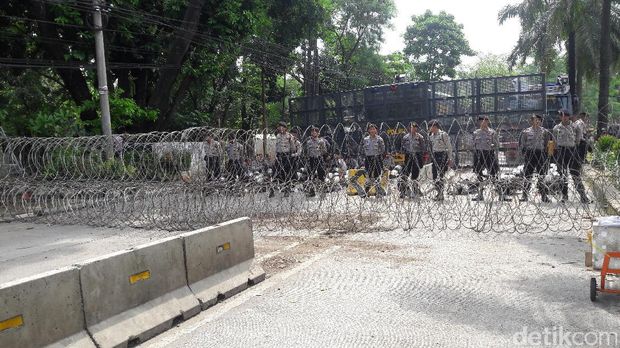 Polisi berjaga di depan gedung Kementan.