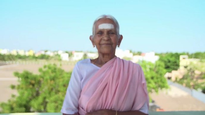 Hebat! Usia 98 Tahun, Nenek Ini Masih Jadi Instruktur Yoga