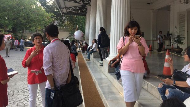 Warga mulai berdatangan ke Balai Kota memberikan dukungan ke Ahok menjelang vonis.