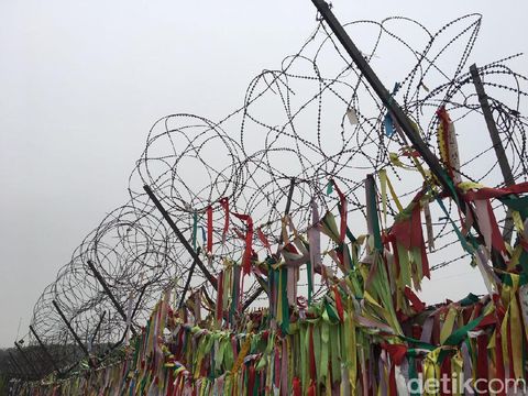 Kawat berduri di perbatasan dipasangi pita harapan oleh warga