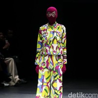 Koleksi busana terbaru dari brand Mel Ahyar First yang mengusung tema Fractal Gradina di Plaza Indonesia Fashion Week 2017. Plaza Indonesia. Thamrin. Jakarta. [Foto: Mohammad Abduh/Wolipop]
