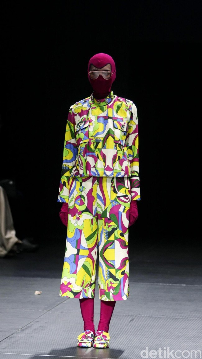 Koleksi busana terbaru dari brand Mel Ahyar First yang mengusung tema Fractal Gradina di Plaza Indonesia Fashion Week 2017. Plaza Indonesia. Thamrin. Jakarta. [Foto: Mohammad Abduh/Wolipop]