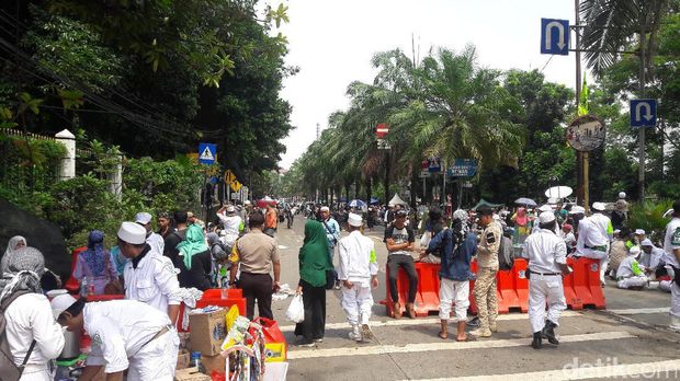 Massa kontra Ahok berangsur bubar.