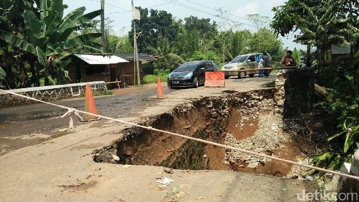 Sudah Sebulan Amblas, Jembatan Cipari II Serang Belum Diperbaiki