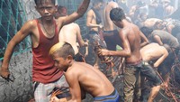 Dari orang dewasa hingga remaja terlihat berebut gulungan tembaga tersebut. REUTERS/Erik De Castro.