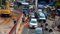 Begini penampakan penyempitan lalu lintas di Jalan Matraman Raya, Selasa (9/5/2017).