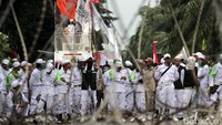 Massa kontra Ahok kompak memakai pakaian serba putih.