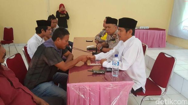 Tahanan menikah di kantor polisi.