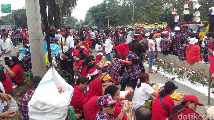 Bertahan di Depan Kementan, Massa Pro-Ahok Makan Bareng