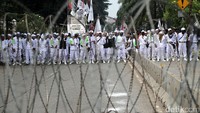 Massa kontra Ahok membentuk barikade di Jalan RM Harsono, Jakarta Selatan, Selasa (9/5/2017).