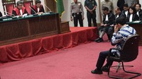 Sesekali Ahok membenarkan posisi kacamatanya saat mendengarkan putusan yang dibacakan hakim. Pool/Sigid Kurniawan.