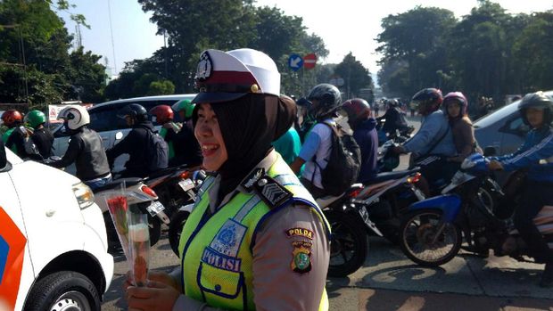 Polisi tersenyum menerima mawar dari massa pro Ahok.