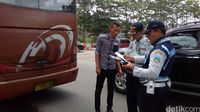 Operasi Patuh Lodaya, Polres Garut Tilang Biker Pengguna Ponsel