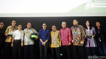 Direktur PT Bank Tabungan Negara (Persero) Tbk Handayani dan CEO Go-Jek Indonesia Nadiem Makarim menandatangani kerjasama disaksikan Menteri Komunikasi dan Informatika Rudiantara, Ketua Dewan Komisioner Otoritas Jasa Keuangan (OJK) Muliaman D Hadad dan Deputi Ekonomi Kreatif Kemenko Bidang Perekonomian Rudy Salahudin di Jakarta, Selasa (09/05/2017).
