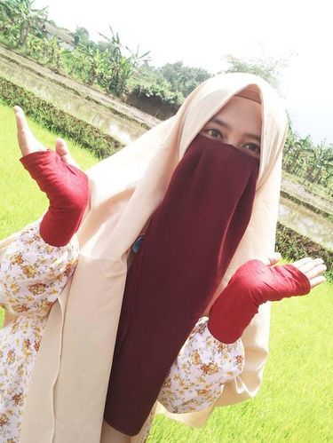 Foto Gaya Hijab Bercadar Remaja Bogor yang Populer Instagram Ranti