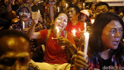 Massa Pendukung Ahok Nyalakan Lilin di Cipinang