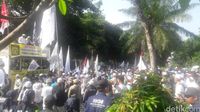 Massa Kontra Mulai Orasi di Sidang Vonis Ahok