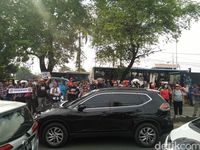 Massa pendukung Ahok berkumpul di depan Rutan Cipinang.