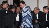 Ahok bersama tim pengacara saat sidang vonis. Foto: Pool/Sigid Kurniawan