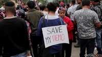 Sejumlah massa juga terlihat membawa atribut berupa poster.