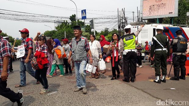 Massa pendukung Ahok bergerak menuju Cipinang.