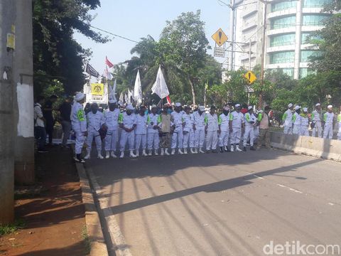 Massa Kontra Mulai Orasi di Sidang Vonis Ahok