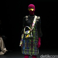 Koleksi busana terbaru dari brand Mel Ahyar First yang mengusung tema Fractal Gradina di Plaza Indonesia Fashion Week 2017. Plaza Indonesia. Thamrin. Jakarta. [Foto: Mohammad Abduh/Wolipop]