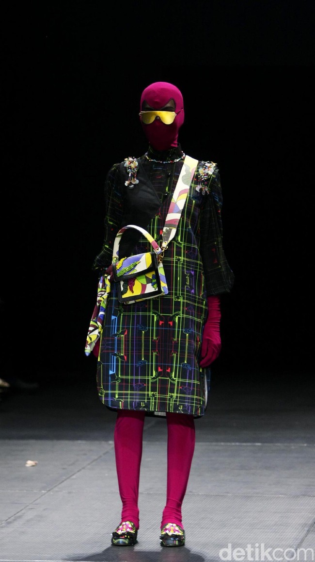 Koleksi busana terbaru dari brand Mel Ahyar First yang mengusung tema Fractal Gradina di Plaza Indonesia Fashion Week 2017. Plaza Indonesia. Thamrin. Jakarta. [Foto: Mohammad Abduh/Wolipop]