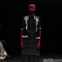 Koleksi busana terbaru dari brand Mel Ahyar First yang mengusung tema Fractal Gradina di Plaza Indonesia Fashion Week 2017. Plaza Indonesia. Thamrin. Jakarta. [Foto: Mohammad Abduh/Wolipop]